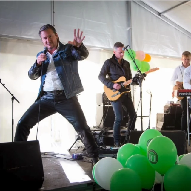 Då firade vi 10 år – ett firande att minnas! 🎉

Tillbaka till september 2015, då Furuboda Assistans fyllde 10 år!
Tänk att det redan gått 10 år sedan vi firade vårt första stora jubileum. Den 5 september 2015 samlades kunder, anhöriga, assistenter och personal för att fira gemenskapen vi byggt tillsammans.
Det blev en fest fylld av skratt, god mat, dans, lekar och många glada återseenden. Men framför allt – ett firande av det vi alla skapat tillsammans: en assistansverksamhet där varje individ får vara sig själv och leva ett liv på sina egna villkor.

Vi må vara tio år äldre, men vår passion och drivkraft är lika levande som när resan började. 💜

✨ Den 18 augusti firar vi 20 år med en heldag på Furuboda med aktiviteter, gemenskap, mat och underhållning.

Tack för att ni varit – och är – en del av vår resa. 💜

📅 Och du – håll utkik!
Den första tisdagen i nästa månad kommer nästa inlägg i vår serie om Furuboda Assistans 20 år.
Vi lovar fler minnen, glädje och kanske ännu fler överraskningar! 
#furubodaassistans #20år #jubileum #tillbakablick #personligassistans #attfåvaradenmanär #normalkanduvarasjälv  #personligassistansgördetmöjligt #personligassistent #lss